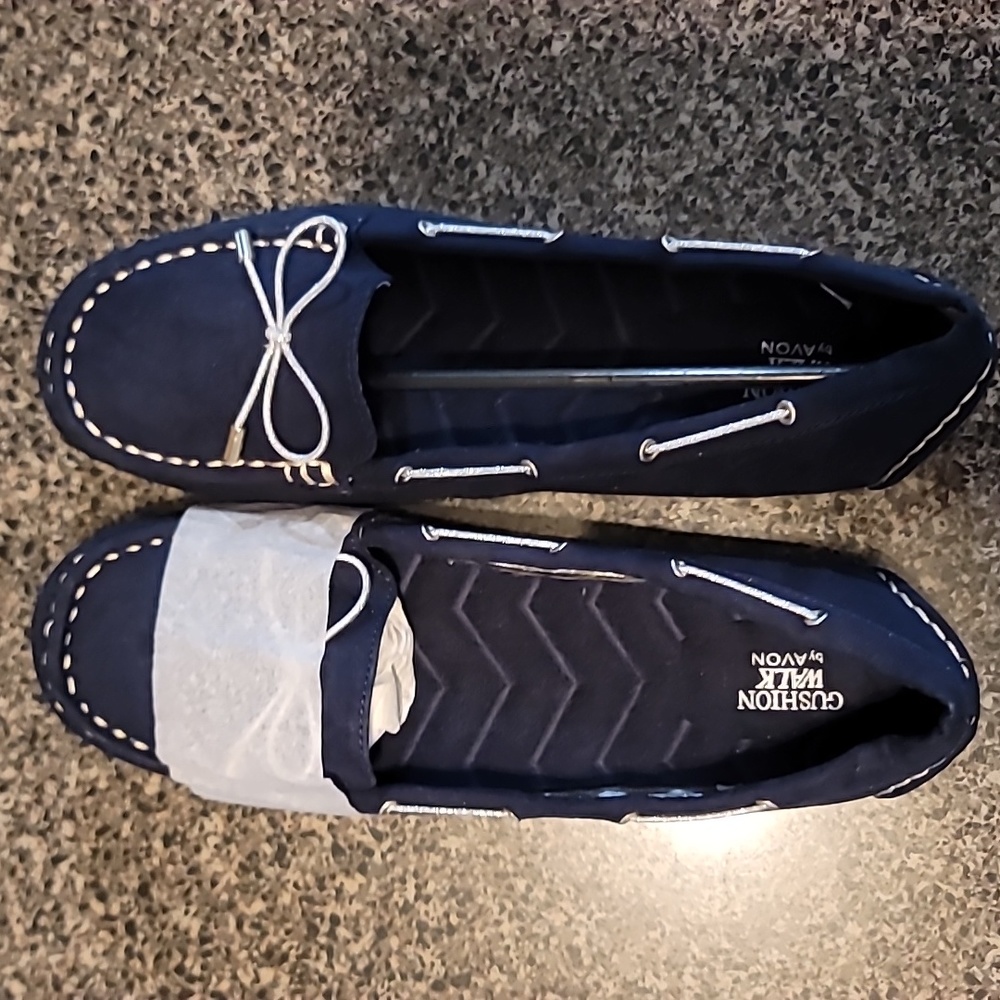 Never Worn Navy Blue Avon Cushion Walk Bella Driving Loafer size 9
